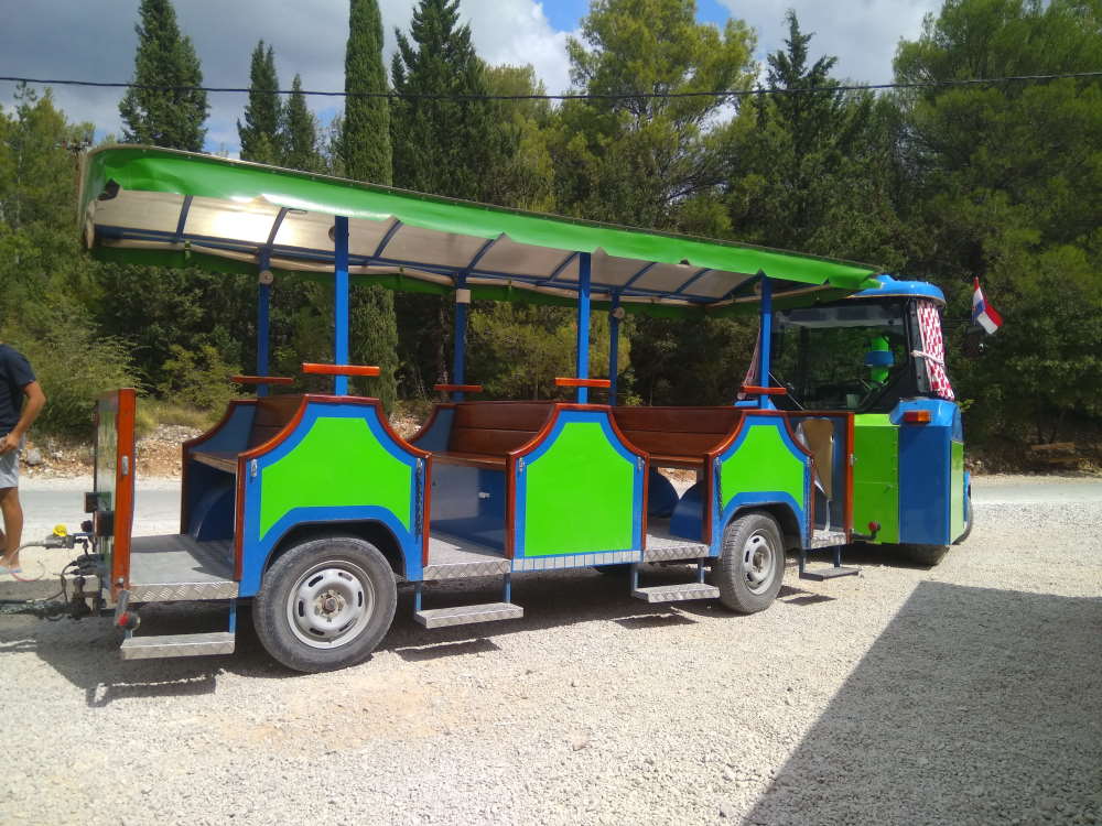 Vlak za posjetitelje vodopada Kravica